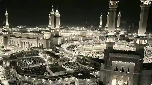 للمسجد الحرام 234 باب منها 5 لا يتم اغلاقها أبداً وهذه مواقعها
